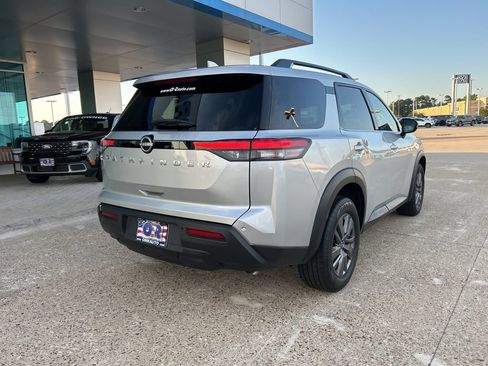 Used 2025 Nissan Pathfinder SV FWD image 4