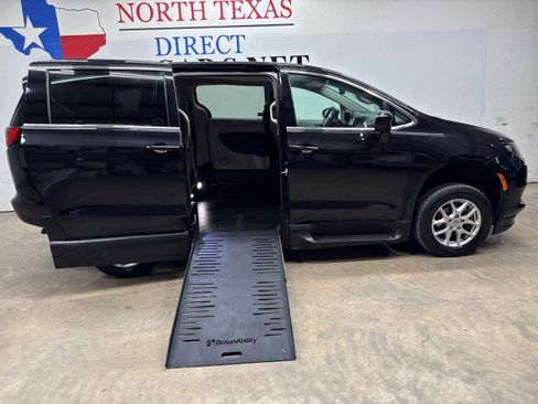 Used 2022 Chrysler Voyager LX image 13