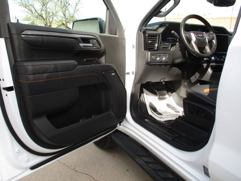 Used 2025 GMC Sierra 1500 AT4 w/ AT4 Premium Package AWD/4WD image 10