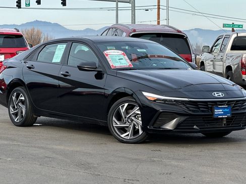 Certified 2025 Hyundai Elantra SEL w/ Cargo Package image 2