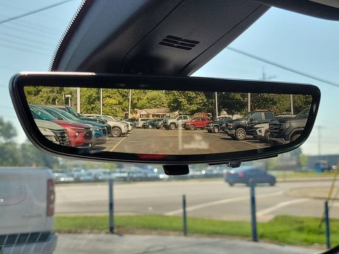 Used 2023 Chevrolet Traverse RS AWD/4WD image 33