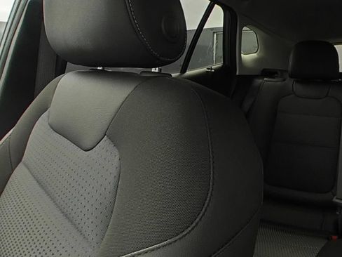 Used 2024 Chevrolet Trax LT w/ Sunroof Package FWD image 9