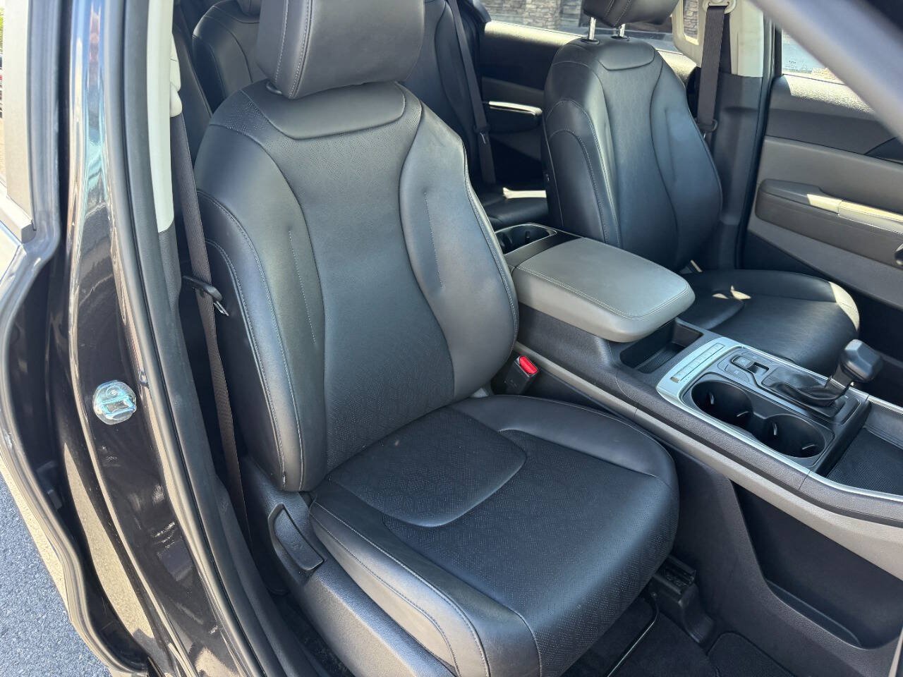 Used 2025 Kia Carnival FWD image 11