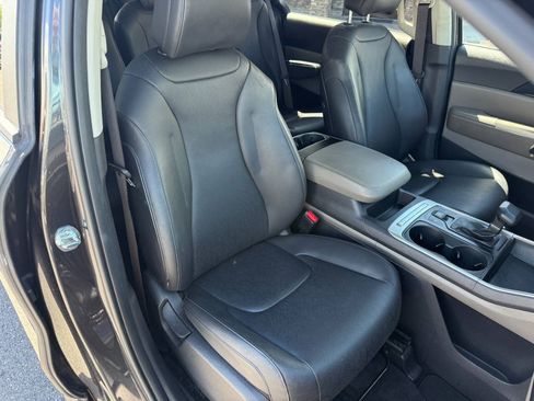 Used 2025 Kia Carnival FWD image 11