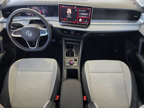 Used 2025 Volkswagen Tiguan SE FWD image 22
