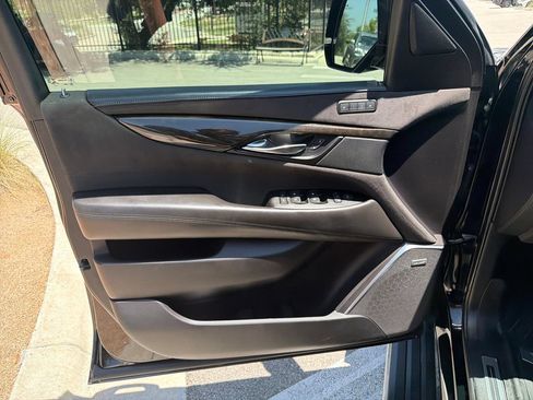 Used 2020 Cadillac Escalade Platinum AWD/4WD image 17