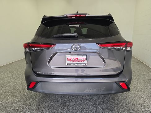 Used 2023 Toyota Highlander LE FWD image 7