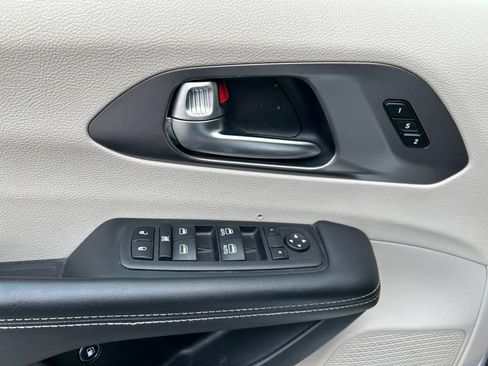Used 2024 Chrysler Pacifica Limited FWD image 13