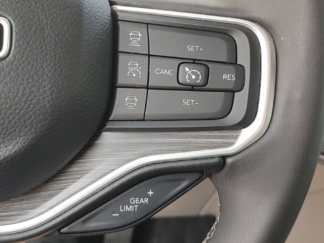 Used 2024 Jeep Wagoneer L Series II w/ Flexible Seating Group RWD image 19