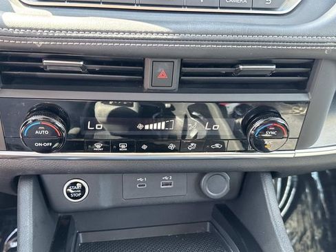 Used 2023 Nissan Rogue SV FWD image 21
