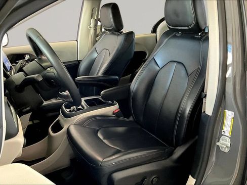 Used 2023 Chrysler Pacifica Touring-L FWD image 21