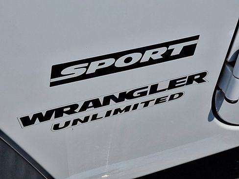 Used 2017 Jeep Wrangler Unlimited Sport w/ Quick Order Package 24S AWD/4WD image 10