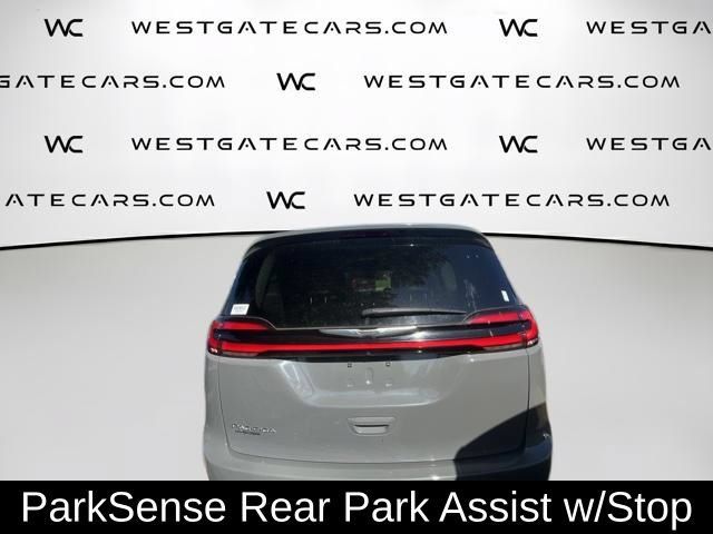 Used 2022 Chrysler Pacifica Touring-L FWD image 8