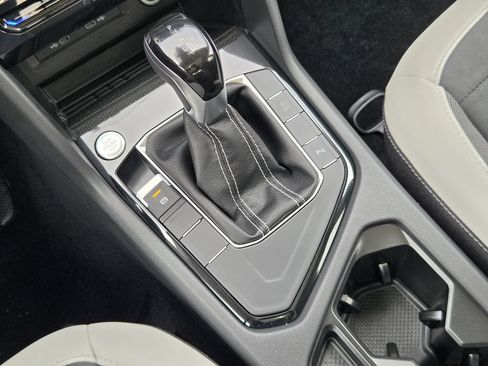 New 2026 Volkswagen Taos SE FWD image 18