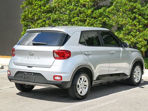 Used 2023 Hyundai Venue SE FWD image 4