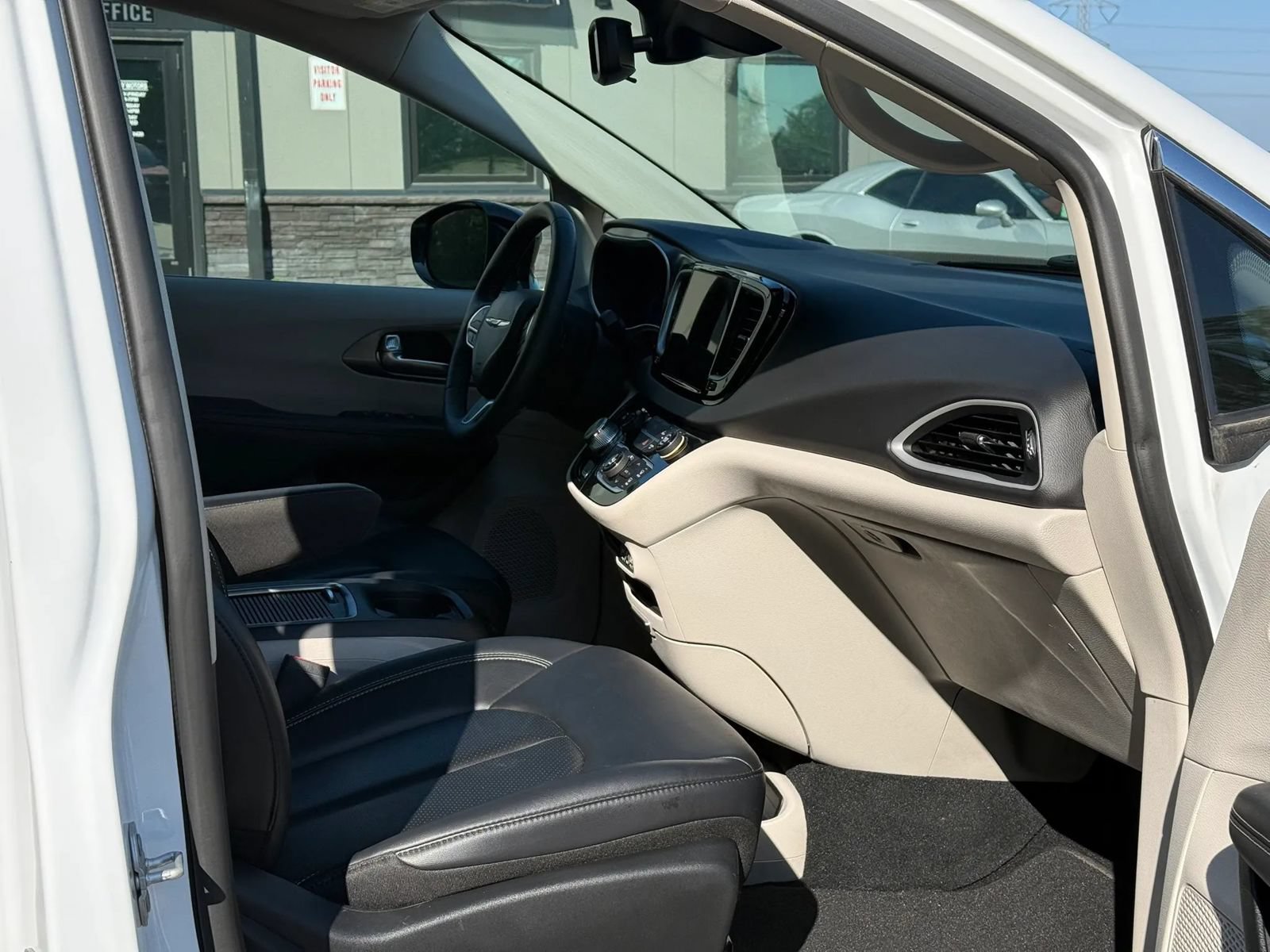 Used 2024 Chrysler Pacifica Touring-L FWD image 16