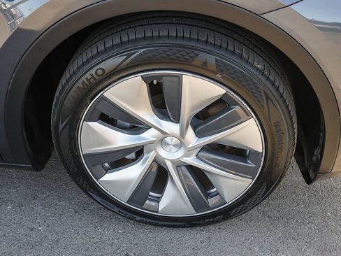 Used 2021 Tesla Model Y Long Range AWD/4WD image 14