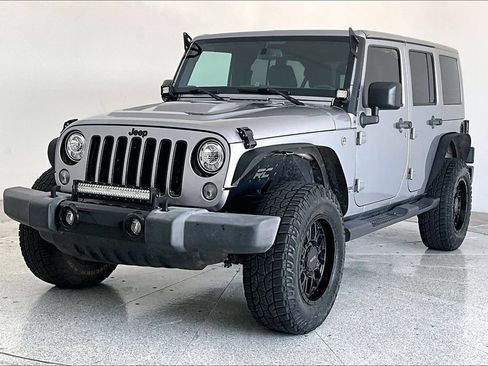 Used 2018 Jeep Wrangler Unlimited Sahara AWD/4WD image 14