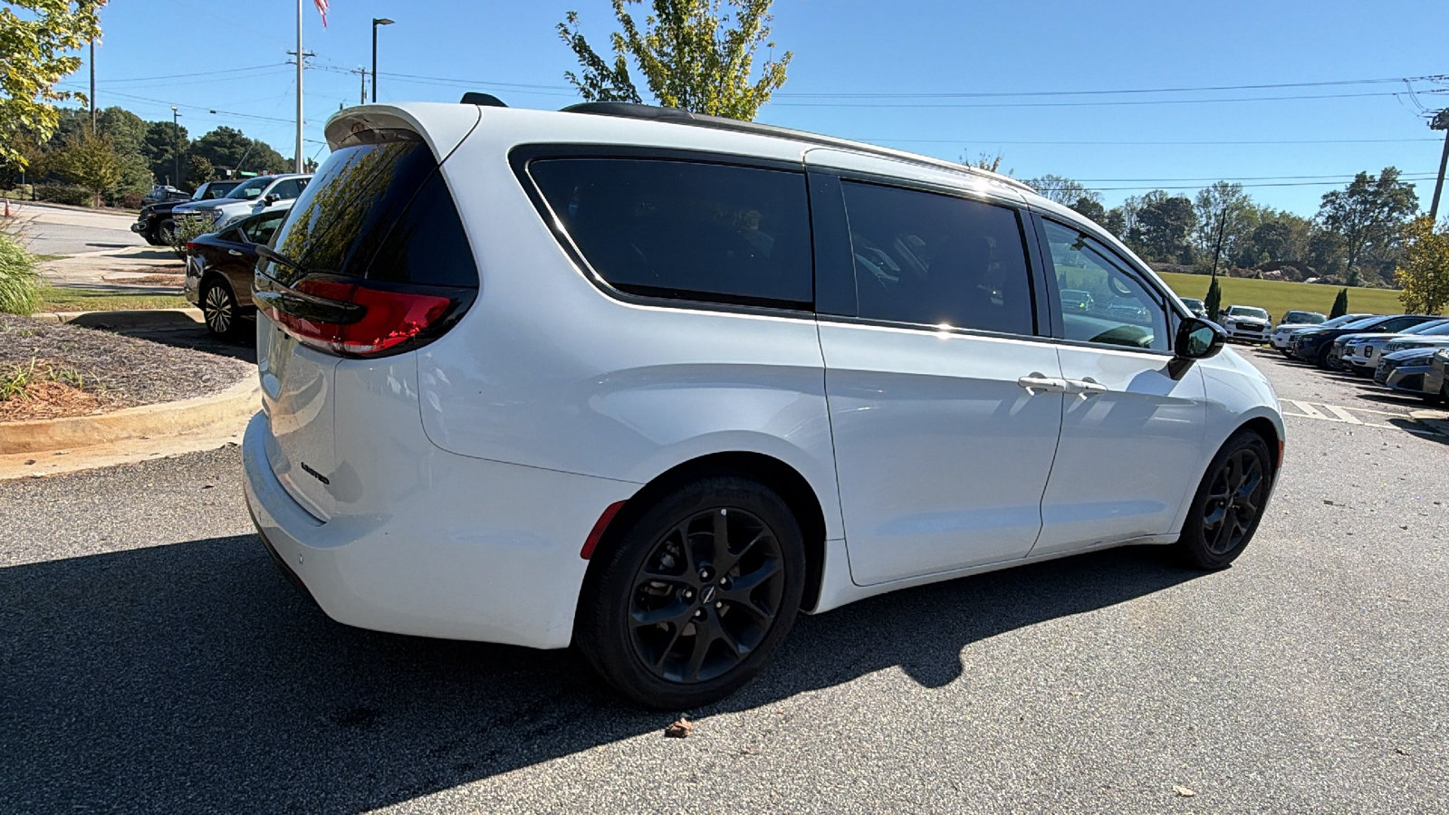 Used 2025 Chrysler Pacifica Limited FWD image 8