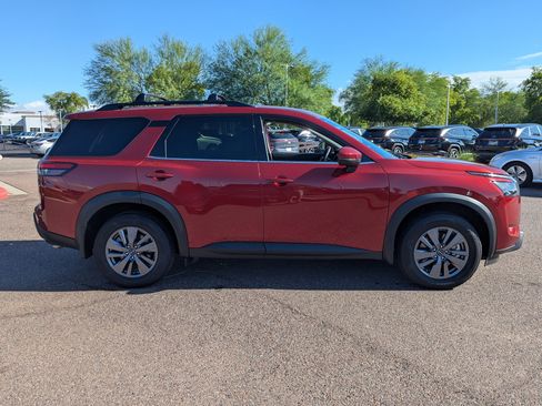 Used 2025 Nissan Pathfinder SV image 2