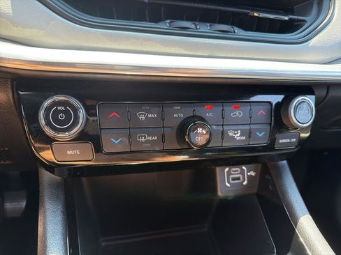 Used 2024 Jeep Compass Limited w/ Sun and Sound Group AWD/4WD image 12