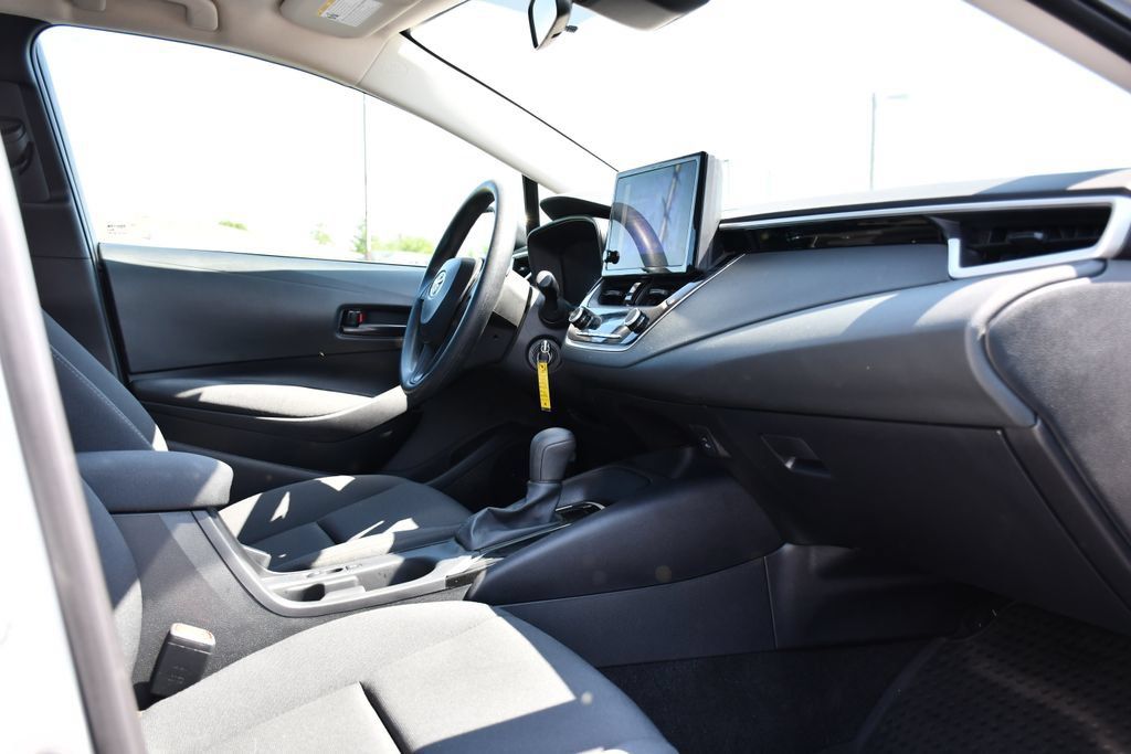 Used 2025 Toyota Corolla LE FWD image 30