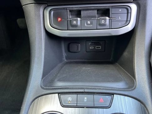 Used 2023 GMC Acadia SLT AWD/4WD image 9