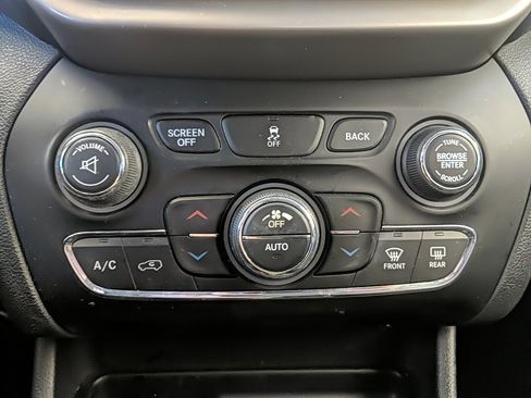 Used 2016 Jeep Cherokee Limited image 20