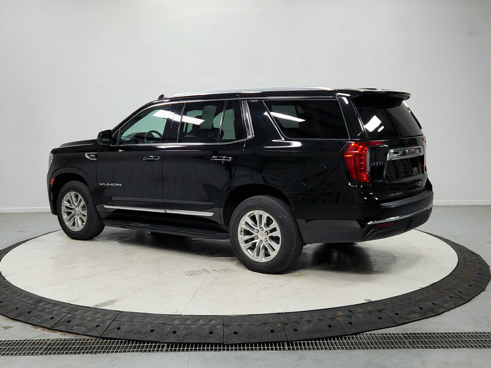 Used 2023 GMC Yukon SLT RWD image 6