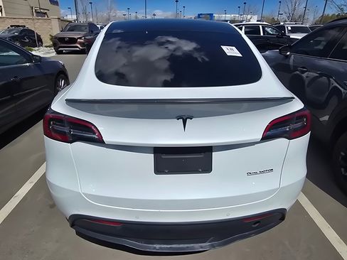 Used 2022 Tesla Model Y Performance image 3