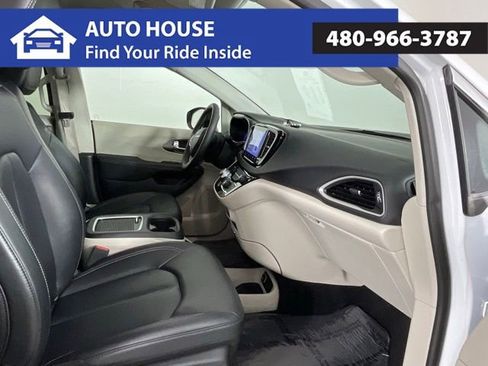 Used 2024 Chrysler Pacifica Touring-L image 20