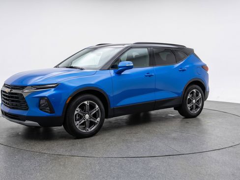 Used 2025 Chevrolet Blazer LT FWD image 3