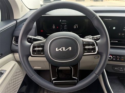 Used 2025 Kia Carnival EX image 13
