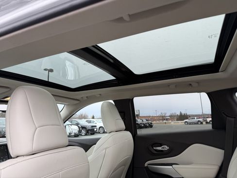 Used 2018 Jeep Cherokee Overland w/ Technology Group image 15