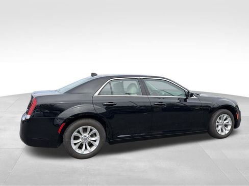 Used 2022 Chrysler 300 Touring image 9