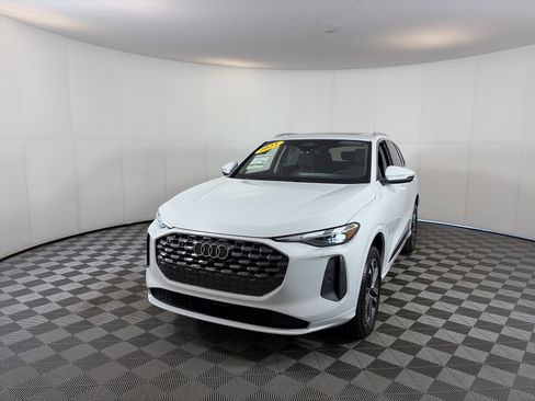 Used 2025 Audi Q5 Premium w/ Convenience Package image 2