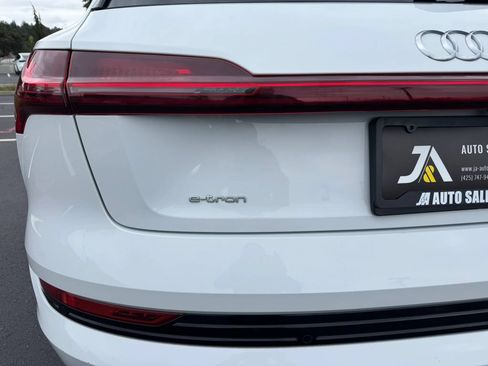 Used 2021 Audi e-tron Premium Plus w/ Premium Plus Package AWD/4WD image 17