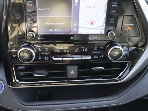 Used 2021 Toyota Highlander Limited image 30