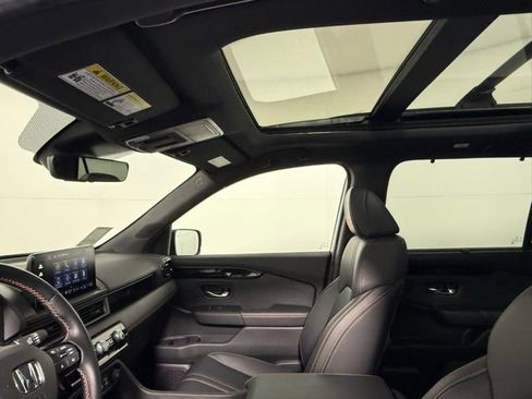 Used 2025 Honda Pilot TrailSport image 33