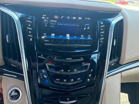 Used 2018 Cadillac Escalade Platinum AWD/4WD image 17