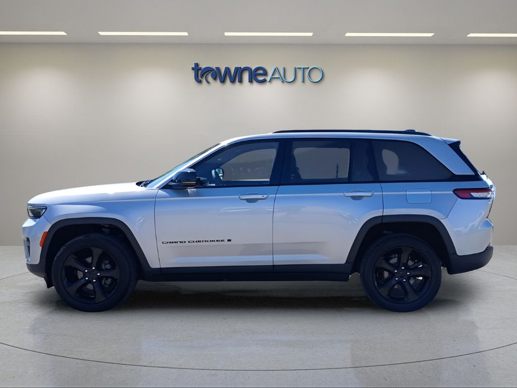 Used 2023 Jeep Grand Cherokee Altitude AWD/4WD image 2
