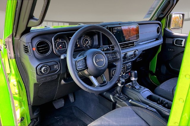 Used 2025 Jeep Gladiator Mojave w/ Convenience Group AWD/4WD image 18