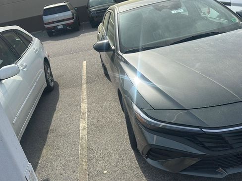 Used 2025 Hyundai Elantra SEL image 3