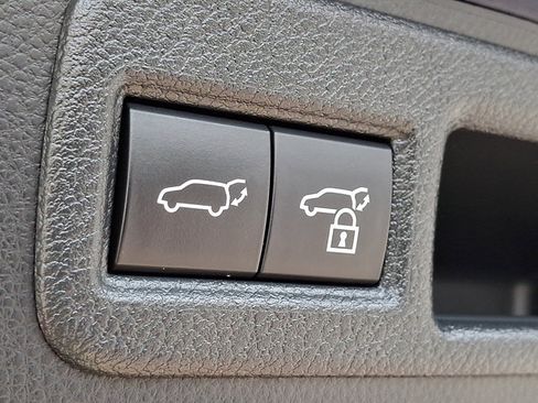 Used 2023 Toyota Venza LE AWD/4WD image 29