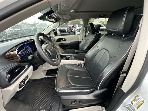 Used 2024 Chrysler Pacifica Limited w/ Uconnect Theater Family Group image 11