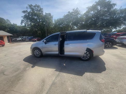 Used 2017 Chrysler Pacifica Touring w/ Tire & Wheel Group FWD image 54