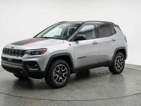 Used 2025 Jeep Compass Trailhawk image 3
