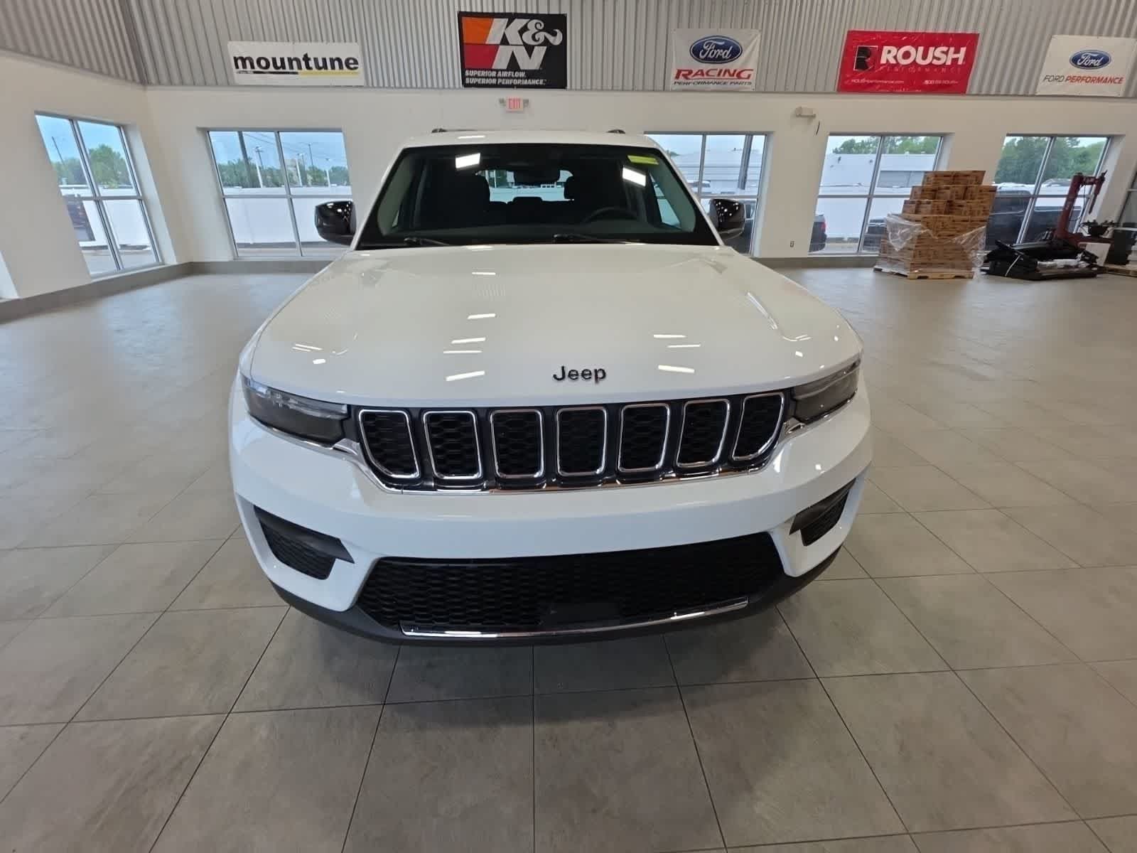 Used 2023 Jeep Grand Cherokee Laredo w/ Luxury Tech Group I AWD/4WD image 3