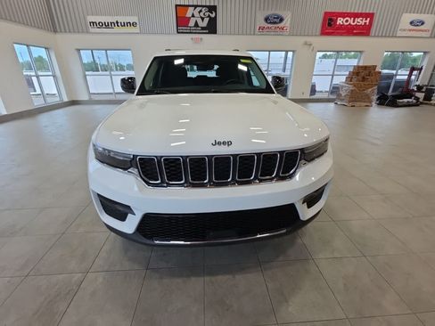 Used 2023 Jeep Grand Cherokee Laredo w/ Luxury Tech Group I AWD/4WD image 3