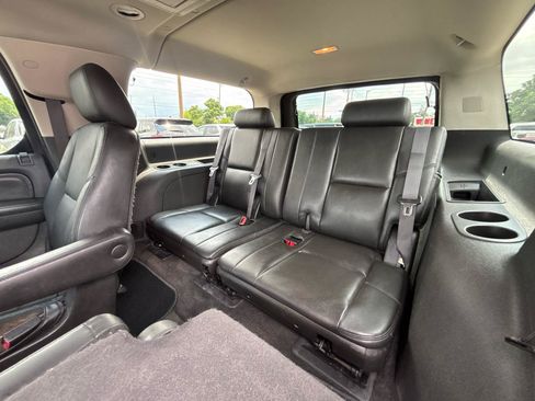 Used 2011 Cadillac Escalade ESV Luxury AWD/4WD image 16